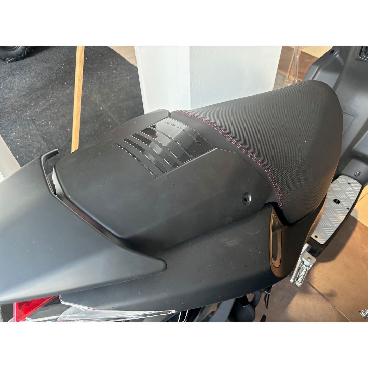 Sadelkåpa Peugeot Speedfight 3 & 4 Mattsvart